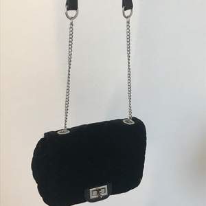En söt handväska/axelväska från Åhléns💕💕