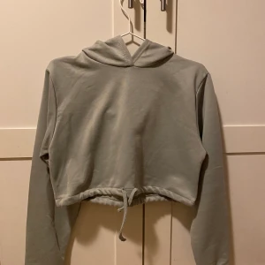 Croopad hoodie - Croopad basic görn hoodie, superfin & mjuk men aldrig använd. I storlek S. Frakten står jag för🌸