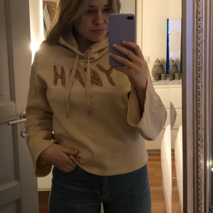 Sweatshirt  - Beige sweatshirt med trycket ”Yeah”. Kommer från Hm. Slutet på armarna är det större som man kan se på bilden. Storlek S/M. Skriv om intresserad. Fraktkostnad tillkommer utanför Stockholm, annars kan jag mötas upp om man inte vill betala frakt :) 