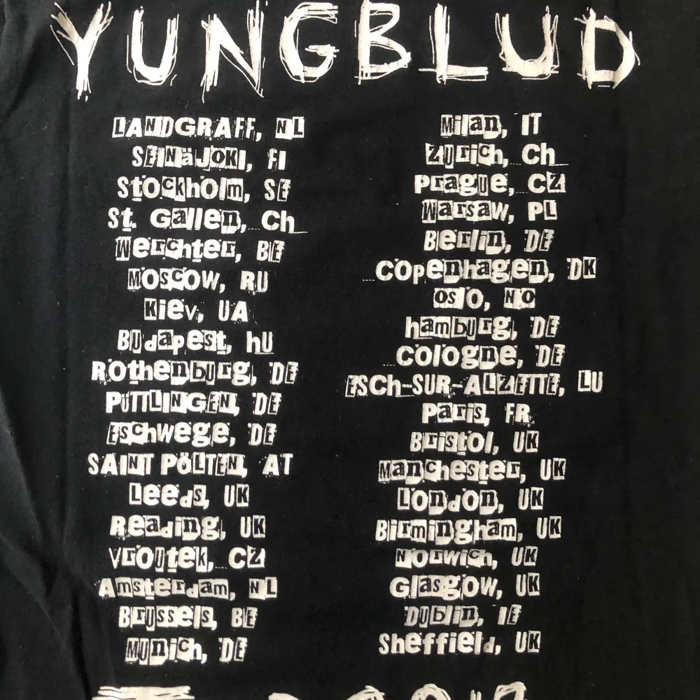 Säljer denna balla tischa från YUNGBLUDs 2019 tour då den inte kommer till användning längre, 100% äkta såklart! . T-shirts.