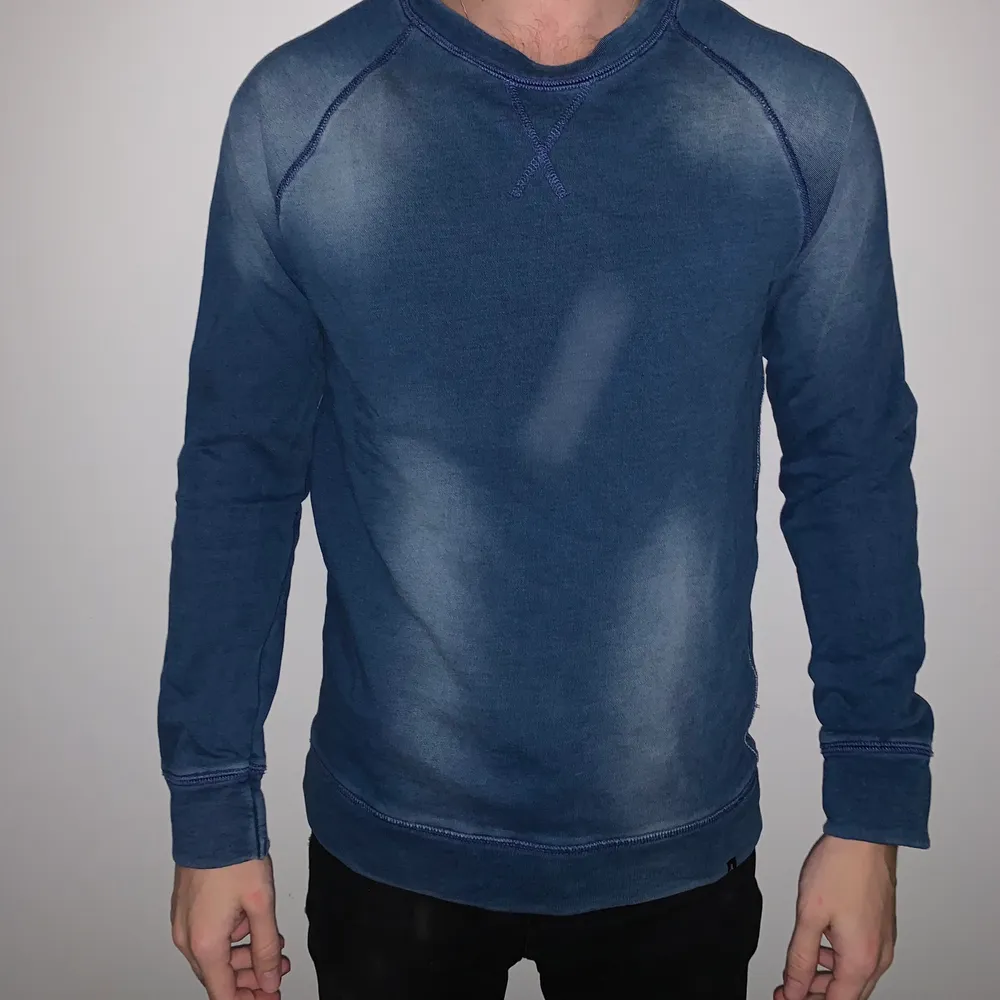 Blå tröja från wesc, med blekt ”mönster”. Storlek S. Tröjor & Koftor.