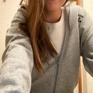 Grå kofta - En grå kofta med dragkedja i storlek 40💜