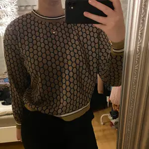 Jättesnygg brun tröja från H&M🤩 Är väldigt luftig i materialet och skulle säga att den är stor för att vara en storlek S. Passar på en som använder M-L!🥰 Älskar verkligen mönstret på denna tröjan!! Köparen står för frakten❤️