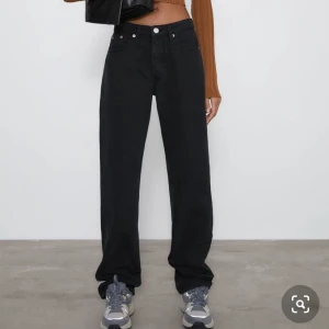Zara mid rise straight leg jeans full lenght - Säljer dessa så snygga full lenght mid waist straight jeans från zara som är helt SLUTSÅLDA. Byter gärna med någon som har de i stl 38. De är oanvända. OBS! De är svarta men la in en bild på mina blåa så ni ska se hur de sitter på bättre! Jag är 166.