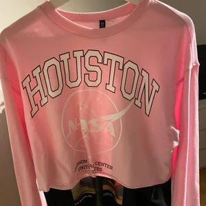 Nasa tröja - Croppad tröja med tryck fram! Syns lite på sista bilden hur kort den är, använd 1 gång (på bilden). Frakt tillkommer💖