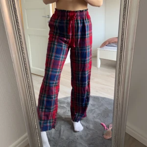 H&M pyjamasbyxor - Superfina H&M pyjamasbyxor som är slutsålda, dessa är oanvända pga att jag äger för många pyjamasbyxor och dessa glömdes bort. Supersköna! Buda i kommentarsfältet 🥰
