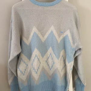 Vintage kappa tröja - Säljer denna vintage tröjan från kappa. Köpte på Depop, nästintill oanvänd då den var oanvänd när jag köpte den och har använt den vid ett tillfälle. Jättebra skick. Kan mötas upp runt Stockholm eller frakta. Tröjan passar XS-L beroende på hur man vill att den ska sitta. Jag är S/M och på mig sitter den lite oversized.