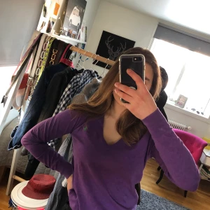 Ralph Lauren tröja  - Lila tröja som är både varm och skönt. Aldrig använd då jag inte gillar lila... storlek XS passar S också. 