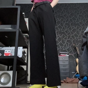 3 st Straight legged kostymbyxor - Jag säljer dessa tre olika svarta kostymbyxor. Alla passar ugnefär på samma sätt runt ben och midja. Dem skiljer sig lite i längd och material. Dem första två är lite tunnare och det sista paret har lite ull i tyget. Alla kostar lika mycket och köoare betalar frakt.