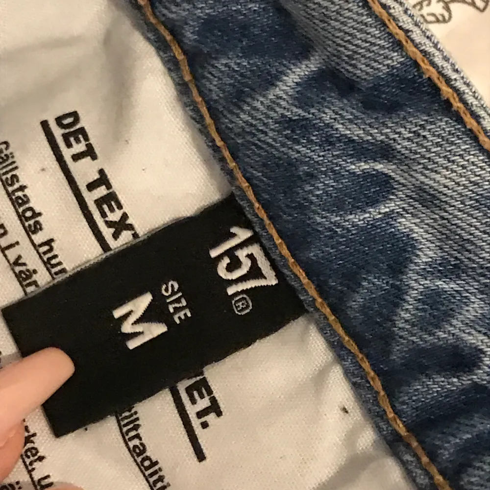 Säljer mina boyfriend jeans då dom tyvär blivit för stora.  Storlek M, men skulle säga att dom sitter som 38-40. Köptes för 300 säljer dom för 80❤️. Jeans & Byxor.