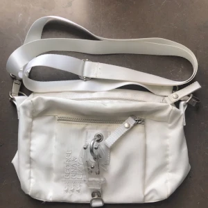 George, Gina & Lucy väska - Sjukt fin och praktisk sidebag från märket George, Gina & Lucy. Något missfärgad och fläckig på insidan därför det låga priset! Annars väldigt bra skick. Vit färg passar med allt!