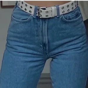 Skärp öljetter - Fint skärp med öljetter. 95 cm långt. Aldrig använt. Frakt tillkommer på 66 kr. 