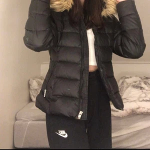 Rockandblue jacka - Rockandblue jacka i 38/L Är själv S och passar mig Köpt för 2,5k skada på högra ärmen Skriv privat om du är intresserad