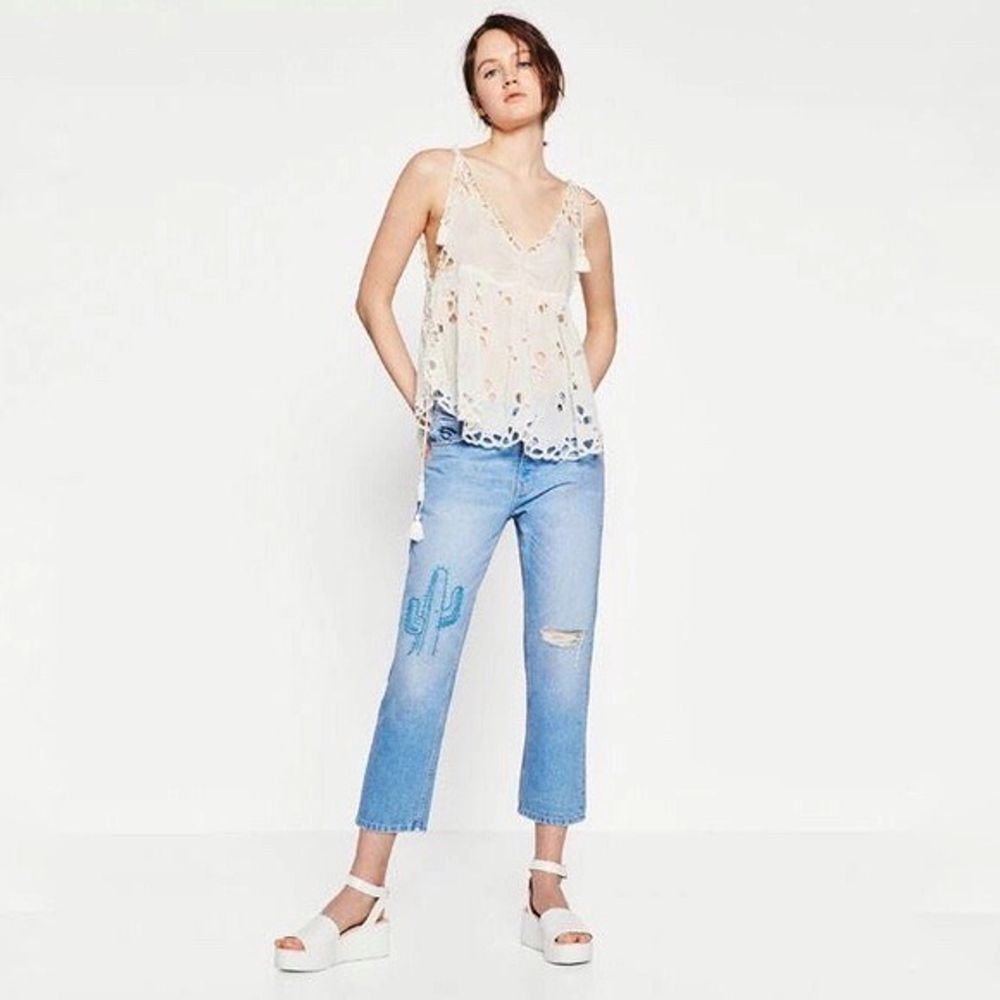 ZARA jeans with cactus embroidered details Mid rise Size 34, but it can fit size 36 as well.. Jeans & Byxor.