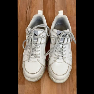 Buffalo Corin-Sneakers-white  - Använda men ändå i bra skick. Pris kan diskuteras.
