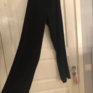 Raka kostymbyxor  - Raka kostymbyxor från Cubus i stl 34. Köparen står för frakt. Pris kan diskuteras. 