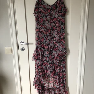 Blommig klänning  - Blommig klänning med volanger från BikBok. Aldrig använd. Storlek M. Dragkedja på sidan, se sista bilden. 