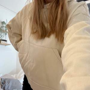 Jätteskön beige hoodie från zara, cool passform! 