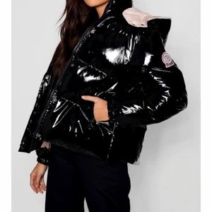 Bohoo jacka - Jacka från bohoo, rätt tjock jacka som tål värme. Storlek s. Nypris enligt deras hemsida är 1170 kronor.