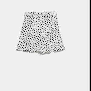 ZARA kjol - Jätte fin kjol från zara! Säljer för att jag har flera prickiga kjolar och vill bli av med dom! Köpte i somras och är i bra skick. Buda eller köp direkt för 200❤️❤️