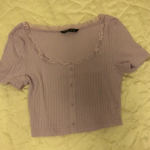 Baby lila topp  - En baby lila topp med spets o knappar på framsidan, köpt på Shein för 90kr( väldigt stretchig), aldrig använd💘betalning via swish