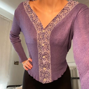 Lila kofta  - Supersöt lila kofta med fin spetsdetalj! Har knappt använt den och är köpt second-hand. Varan har inga defekter. Jag på bilden har storlek XS. Läs gärna mina villkor innan köp! 🧚🏼💓🧚🏼