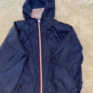 Vindjacka!  - Superfin vindjacka ifrån Tommy hilfiger. Köpt i usa 2019 för 800 kr. Jag ska se hur mycket folk vill köpa den för men inte säker på att jag vill sälja. Passar en xs