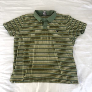 Nike t-shirt - Vintage t-shirt med krage från Nike i strl XL 🤍 Fint skick förutom en pytteliten fläck, den syns på bild 3, längst ner i mitten ungefär. Fraktas spårbart för totalt 151 kr. 📦