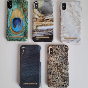 Mobilskal - Till iphone x/xS. Lite slitningar på påfågelskalet på kanterna. Det svarta skalet är trasigt vid kameran. Vissa skal är använda mer än andra. De som har används mest är påfågel, svarta & det vita. Säljer dessa för 75kr styck och de andra för 115kr. Skriv till mig! 