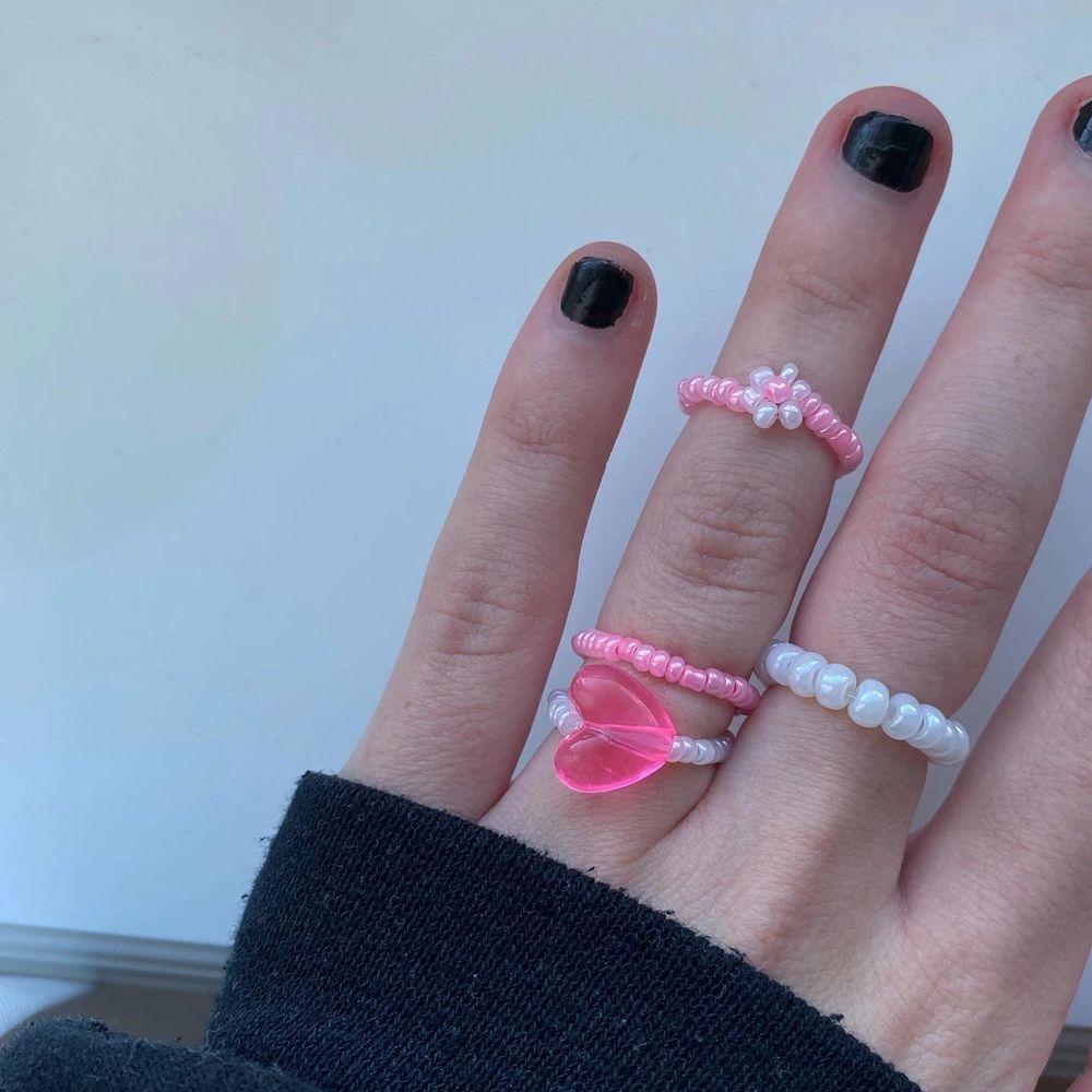 Super söta handgjorda ringarđ Dessa ur gulliga ringar Ă€r perfekta inför sommaren!! Gjorda av elastisk trĂ„d, passar dĂ€rmed alla.đ€ Kan Ă€ven göra ringar i andra fĂ€rger och former!! Skicka privat vid frĂ„gor eller intresse!! Köp mĂ„nga för paketpris!! 10-20kr/stđ€đ€đ€. Accessoarer.