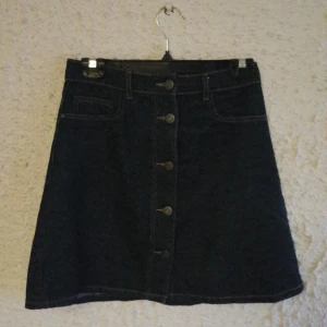 Jeanskjol - Mörk jeanskjol. Frakt ingår i priset!