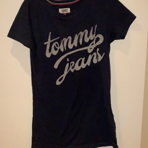 T-shirt Tommy Hilfiger - Plagget har sällan används och är ganska litet. Skulle absolut funka till personer mellan 9-13 år beroende på kroppsstorlek och hur man vill att plagget ska sitta.