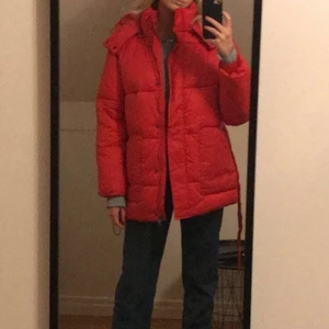Röd vinterjacka - Röd jacka med luva köpt i höstas från Nakd för typ 800kr, använd en gång. Går inte att köpa längre