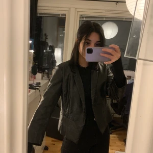 Skinn jacka - Jätte fin vintage skinnjacka som har en y2k vibe, köpt på Plick men aldrig blivit använd. Passa xs-s skulle jag säga, jag har xs i storlek. Frakten är inräknad 