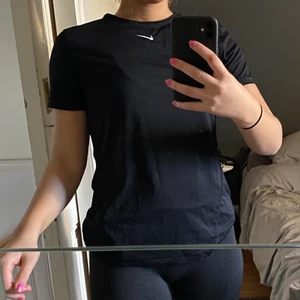 Träningströja - Från Nike, i princip aldrig använd, väldigt nice men tränar mest i långärmat :/