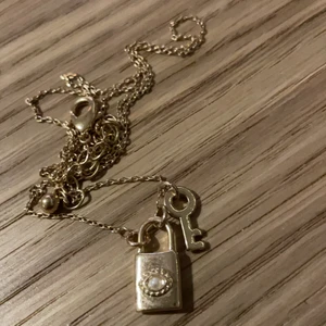 Halsband - Skitsnyggt halsband med ett lås och nyckel