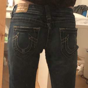 Assnygga true religion jeans i storlek 28, passar som en st 27 skulle jag säga.😊 Fint skick. Är ganska långa på mig som är 167, dessutom mid-/lowwaist.