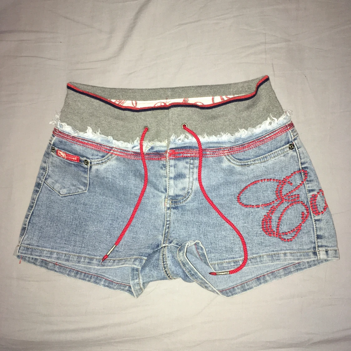 Ett par fräcka jeans shorts i storlek S