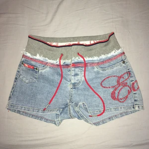 Ett par fräcka jeans shorts i storlek S - Möts i centrala stockholm eller fraktar mot fraktkostnad på cirka 50/60kr.