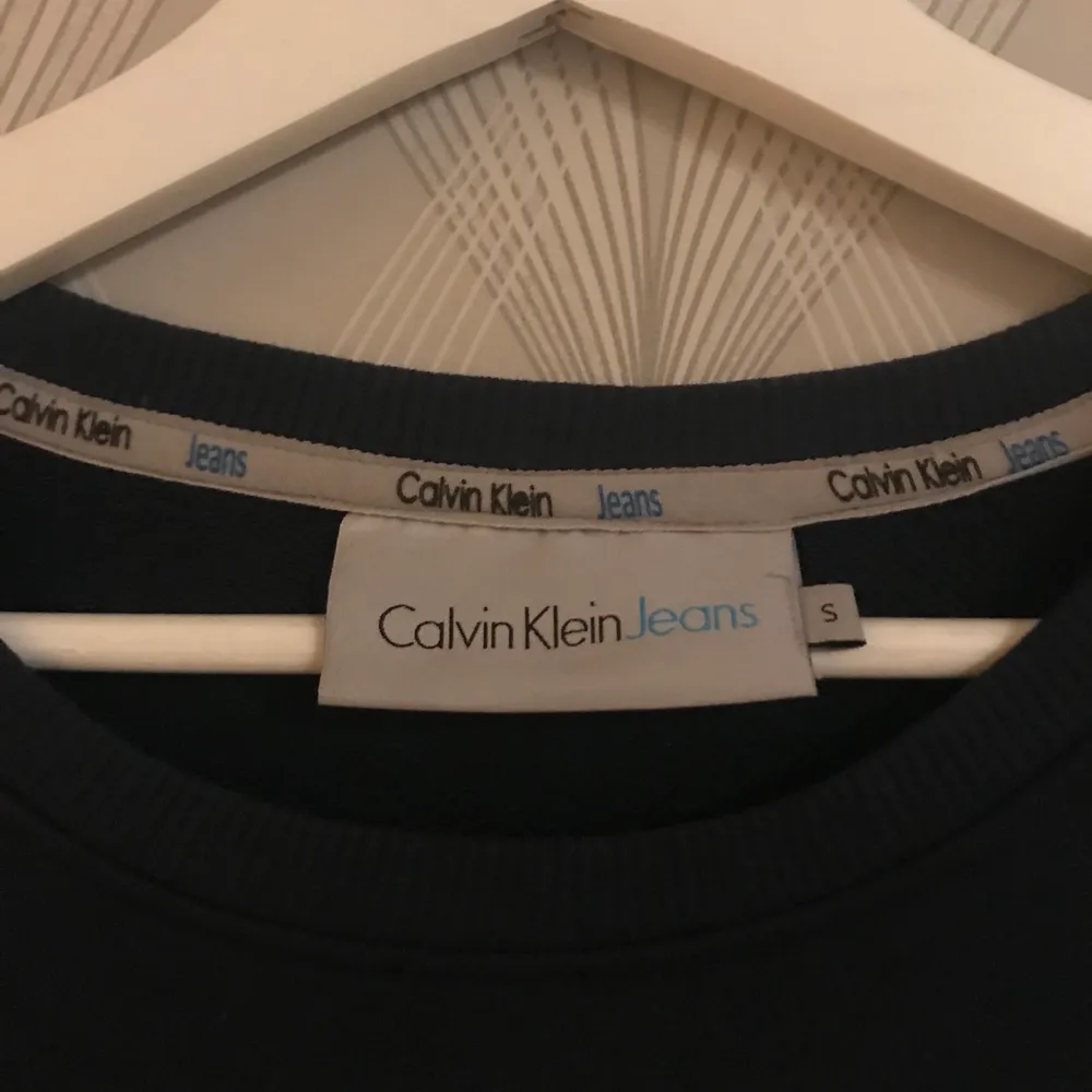 En herr Calvin Klein tröja som aldrig är använd! Köpte den för några månader sedan. Original priset ligger på 1199kr . Tröjor & Koftor.