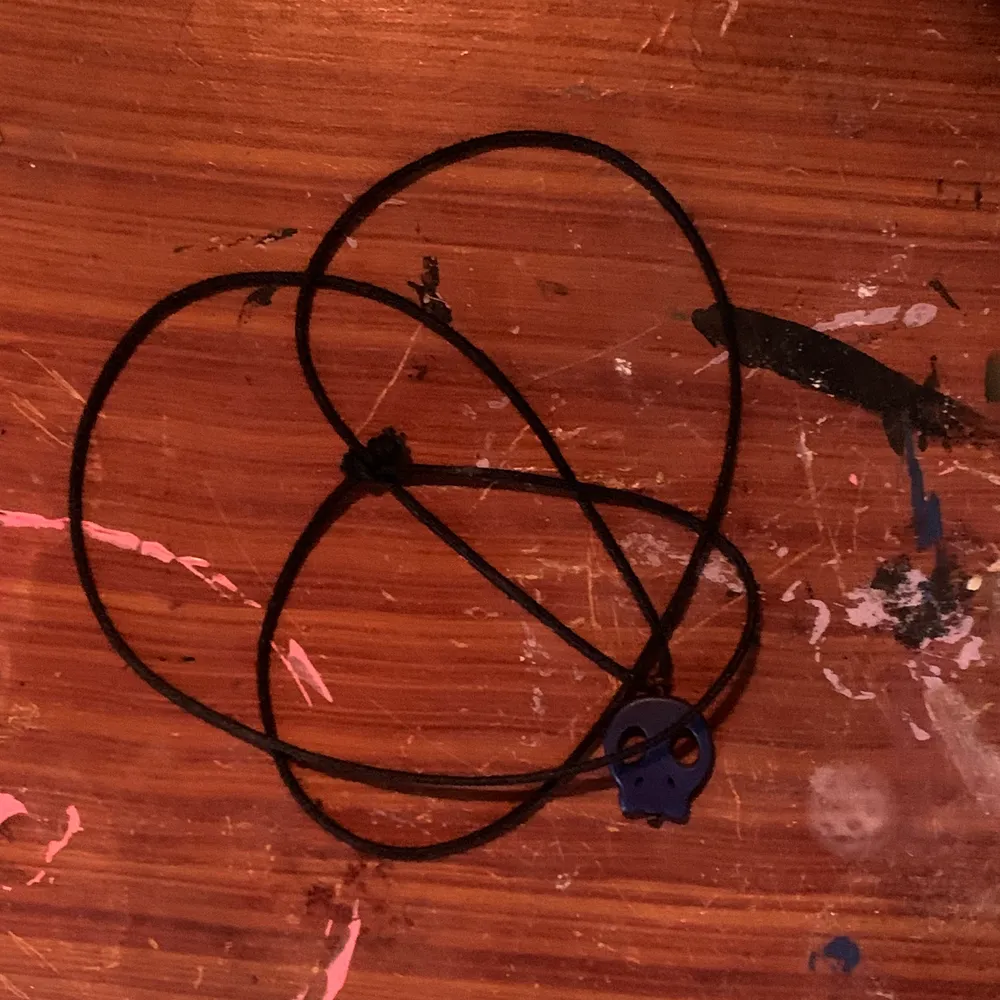 Ett svart halsband köpt second hand med blå dödskalle. Fråga om mer bilder om det behövs. Accessoarer.