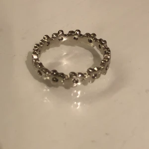 Ring - Jättesöt ring med små blommor ish, köptes för 45kr