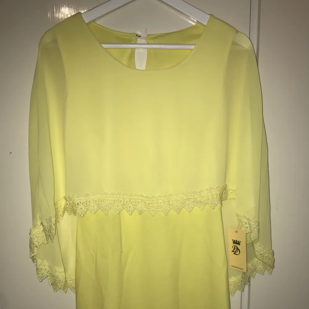 Yellow dress with cape and lace new ( klänning ). Klänningar.