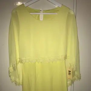 Yellow dress with cape and lace new ( klänning )