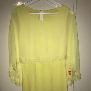 Yellow dress with cape and lace - Yellow dress with cape and lace new ( klänning )