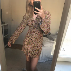 Blommig klänning - Supersnygg ny klänning från zara. Storlek xs 😍 Nypris 399, har fortfarande tag kvar
