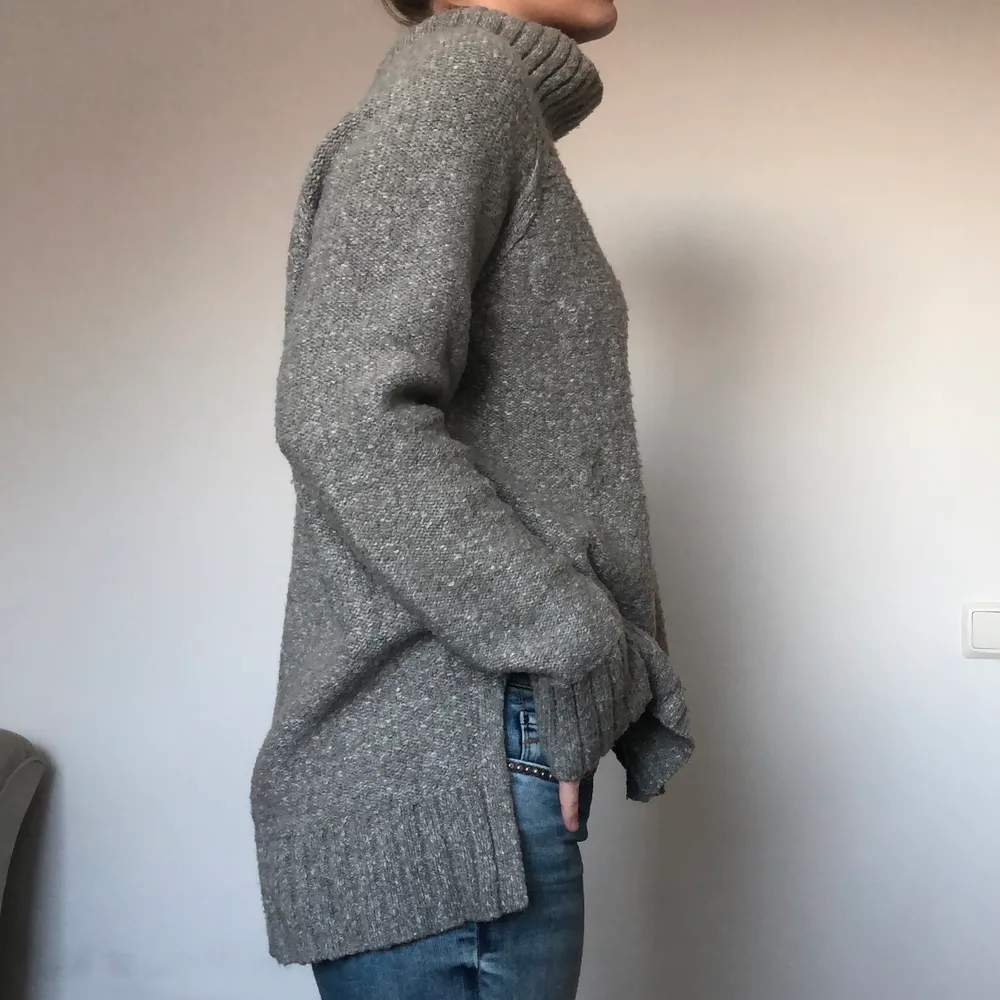 Stickad grå tröja från H&M. Välanvänd men fint skick.. Stickat.