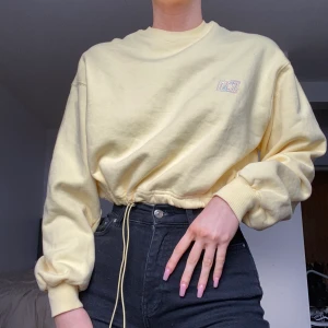 Tröja - Fin och skön tröja i en croppad modell. Man justerar tröjan hur tajt/kort man vill ha den med den dår grejen som hänger