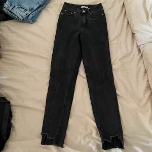 Jeans - Jättesnygga jeans. Dom är för små för mig så kan tyvärr ej visa hur dom sitter på men när dom passa mig så satt dom som en smäck! Tajta men inte för tajta 