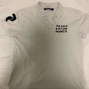 Peak performance t-shirt vit (kille) - Hejsan! Säljer denna peak performance t-shirten. Den bär storlek M. Köptes på Intersport men är slut i lager. Kostade 500 först men sänker till 250! Använd några gånger ändats. Skriv för intresse!☺️